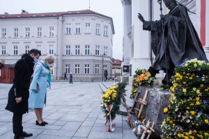 złożenie kwiatów pod pomnikiem jana pawła drugiego